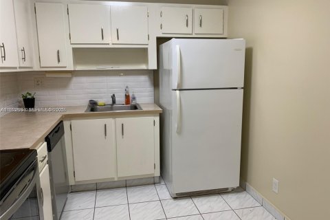 Condo in Hallandale Beach, Florida, 1 bedroom  № 2082803 - photo 13