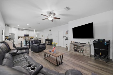 House in Lutz, Florida 3 bedrooms, 171.96 sq.m. № 2226264 - photo 14