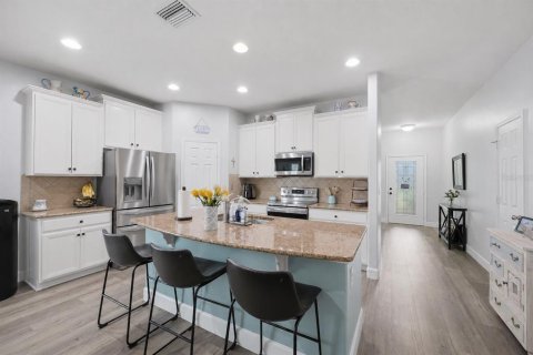 House in Lutz, Florida 3 bedrooms, 171.96 sq.m. № 2226264 - photo 6