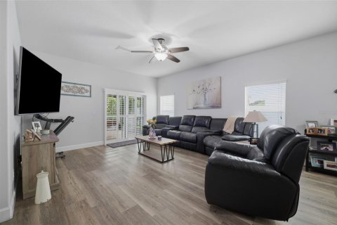 House in Lutz, Florida 3 bedrooms, 171.96 sq.m. № 2226264 - photo 13