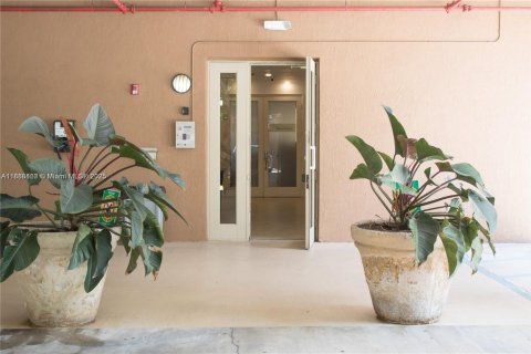 Condominio en alquiler en Miami, Florida, 1 dormitorio, 80.82 m2 № 1944820 - foto 13