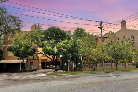 Condominio en alquiler en Miami, Florida, 1 dormitorio, 80.82 m2 № 1944820 - foto 1