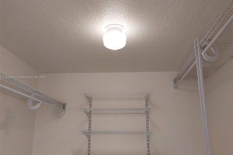 Condominio en alquiler en Miami, Florida, 1 dormitorio, 80.82 m2 № 1944820 - foto 9
