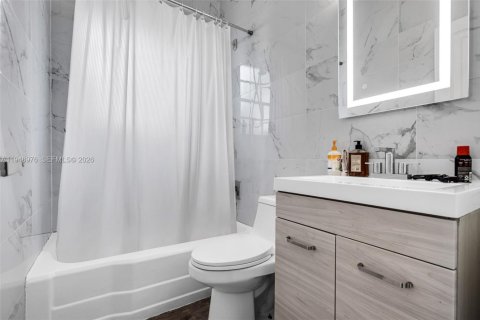 Condo in Miami Beach, Florida  № 2004726 - photo 15