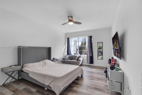 Condo in Miami Beach, Florida  № 2004726 - photo 9