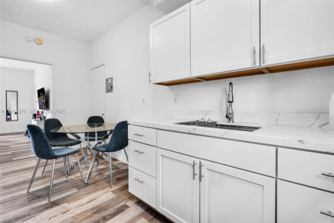 Condo in Miami Beach, Florida  № 2004726 - photo 11