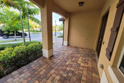 Снять в аренду виллу или дом в Хомстед, Флорида 4 спальни, 224.82м2, № 1990852 - фото 4