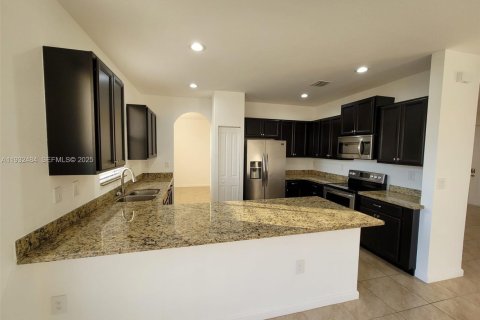 Снять в аренду виллу или дом в Хомстед, Флорида 4 спальни, 224.82м2, № 1990852 - фото 9