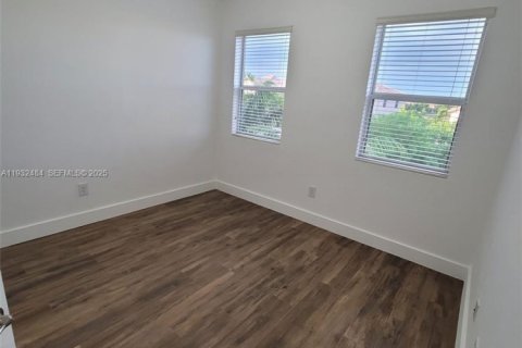 Снять в аренду виллу или дом в Хомстед, Флорида 4 спальни, 224.82м2, № 1990852 - фото 24