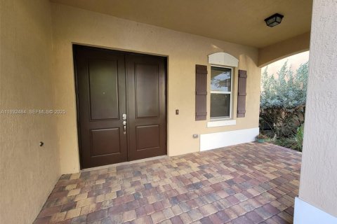 Снять в аренду виллу или дом в Хомстед, Флорида 4 спальни, 224.82м2, № 1990852 - фото 5