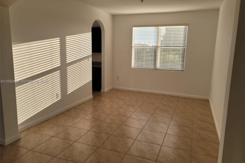 Снять в аренду виллу или дом в Хомстед, Флорида 4 спальни, 224.82м2, № 1990852 - фото 26