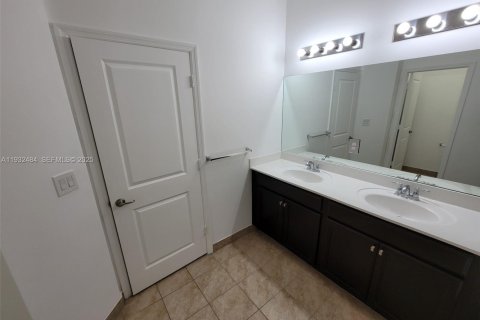 Снять в аренду виллу или дом в Хомстед, Флорида 4 спальни, 224.82м2, № 1990852 - фото 21