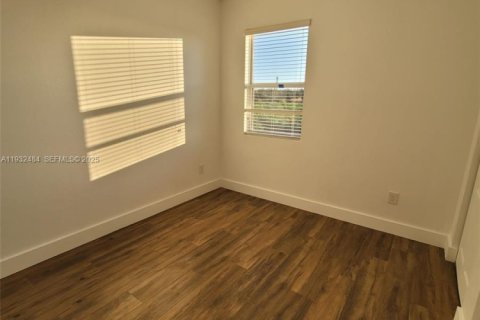 Снять в аренду виллу или дом в Хомстед, Флорида 4 спальни, 224.82м2, № 1990852 - фото 25