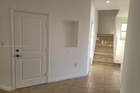 Снять в аренду виллу или дом в Хомстед, Флорида 4 спальни, 224.82м2, № 1990852 - фото 6