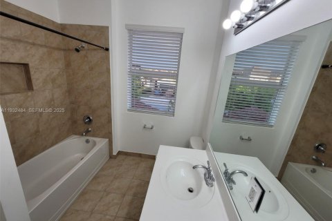 Снять в аренду виллу или дом в Хомстед, Флорида 4 спальни, 224.82м2, № 1990852 - фото 27