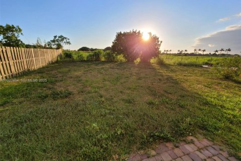 Снять в аренду виллу или дом в Хомстед, Флорида 4 спальни, 224.82м2, № 1990852 - фото 8