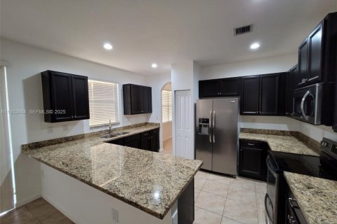 Снять в аренду виллу или дом в Хомстед, Флорида 4 спальни, 224.82м2, № 1990852 - фото 10