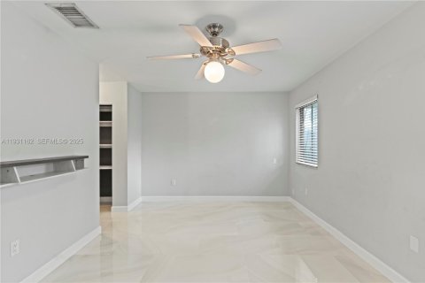 Снять в аренду таунхаус в Майами, Флорида 2 спальни, 90.49м2, № 1990526 - фото 17