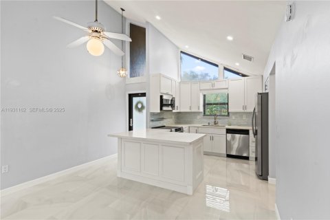 Снять в аренду таунхаус в Майами, Флорида 2 спальни, 90.49м2, № 1990526 - фото 9