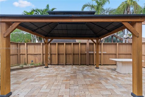 Снять в аренду таунхаус в Майами, Флорида 2 спальни, 90.49м2, № 1990526 - фото 29