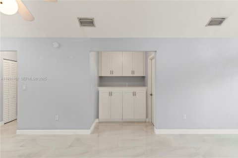 Снять в аренду таунхаус в Майами, Флорида 2 спальни, 90.49м2, № 1990526 - фото 8