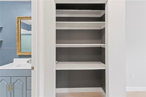 Снять в аренду таунхаус в Майами, Флорида 2 спальни, 90.49м2, № 1990526 - фото 22