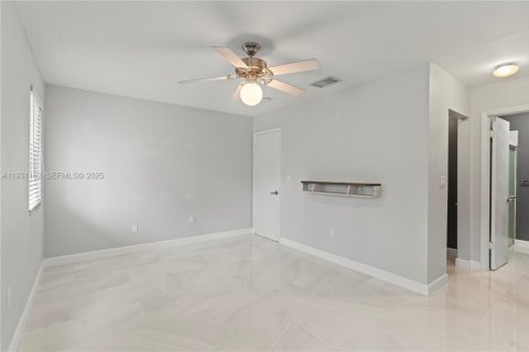 Снять в аренду таунхаус в Майами, Флорида 2 спальни, 90.49м2, № 1990526 - фото 19