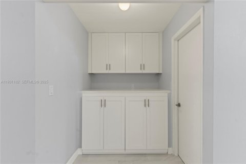 Снять в аренду таунхаус в Майами, Флорида 2 спальни, 90.49м2, № 1990526 - фото 16