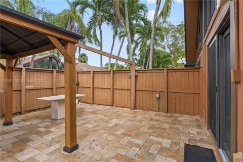 Снять в аренду таунхаус в Майами, Флорида 2 спальни, 90.49м2, № 1990526 - фото 26