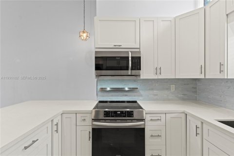 Снять в аренду таунхаус в Майами, Флорида 2 спальни, 90.49м2, № 1990526 - фото 11