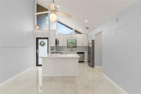 Снять в аренду таунхаус в Майами, Флорида 2 спальни, 90.49м2, № 1990526 - фото 5