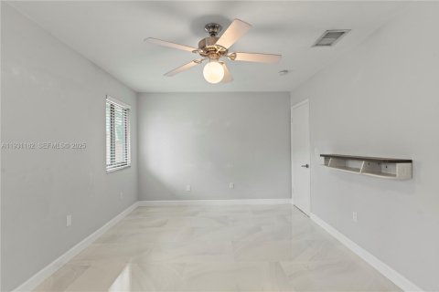 Снять в аренду таунхаус в Майами, Флорида 2 спальни, 90.49м2, № 1990526 - фото 18