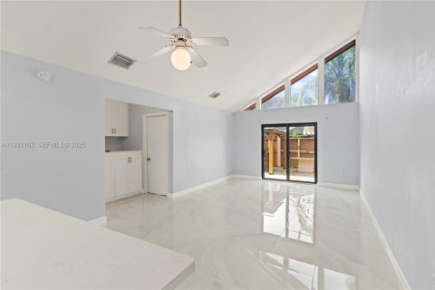 Снять в аренду таунхаус в Майами, Флорида 2 спальни, 90.49м2, № 1990526 - фото 3