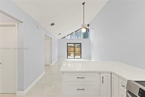 Снять в аренду таунхаус в Майами, Флорида 2 спальни, 90.49м2, № 1990526 - фото 13