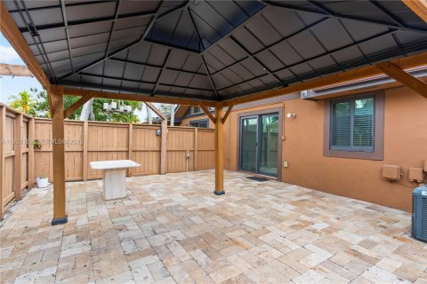 Снять в аренду таунхаус в Майами, Флорида 2 спальни, 90.49м2, № 1990526 - фото 30