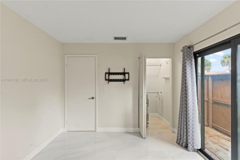 Снять в аренду таунхаус в Майами, Флорида 2 спальни, 90.49м2, № 1990526 - фото 15