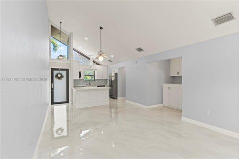 Снять в аренду таунхаус в Майами, Флорида 2 спальни, 90.49м2, № 1990526 - фото 7