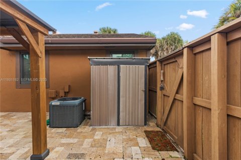 Снять в аренду таунхаус в Майами, Флорида 2 спальни, 90.49м2, № 1990526 - фото 27