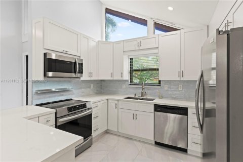 Снять в аренду таунхаус в Майами, Флорида 2 спальни, 90.49м2, № 1990526 - фото 10