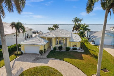 Купить виллу или дом в Кейп-Корал, Флорида 3 спальни, 211.45м2, № 1991475 - фото 1