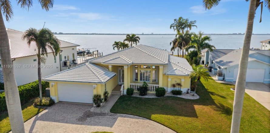 Дом в Кейп-Корал, Флорида 3 спальни, 211.45м2 № 1991475