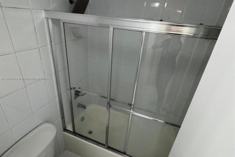 Copropriété à louer à Hialeah, Floride: 2 chambres, 92.72 m2 № 1957109 - photo 17