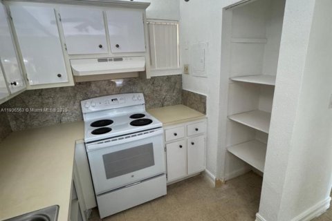 Copropriété à louer à Hialeah, Floride: 2 chambres, 92.72 m2 № 1957109 - photo 4