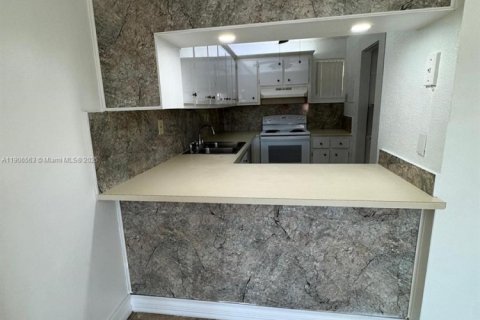 Copropriété à louer à Hialeah, Floride: 2 chambres, 92.72 m2 № 1957109 - photo 5