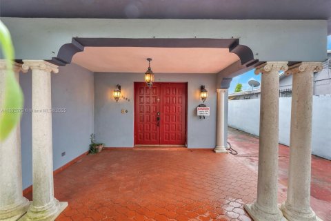 Villa ou maison à vendre à Miami, Floride: 3 chambres № 1930766 - photo 2