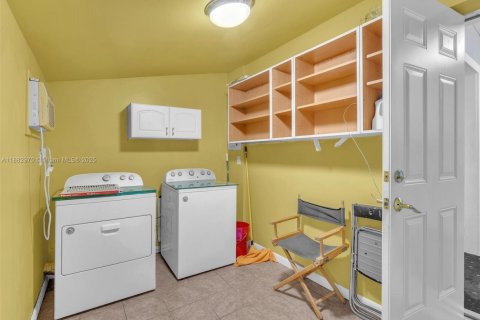 Villa ou maison à vendre à Miami, Floride: 3 chambres № 1930766 - photo 25
