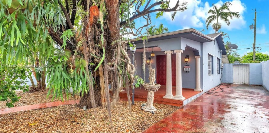 Villa ou maison à Miami, Floride 3 chambres № 1930766
