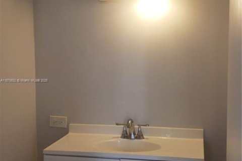 Condo in Sunny Isles Beach, Florida, 2 bedrooms № 1920020 - photo 9