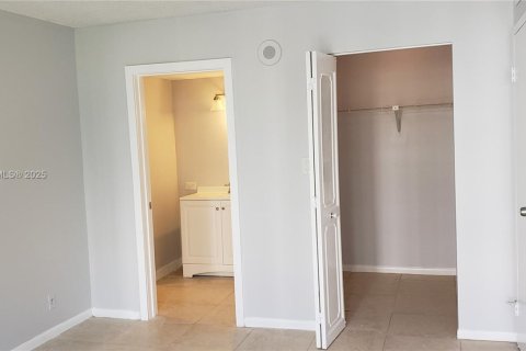 Condo in Sunny Isles Beach, Florida, 2 bedrooms № 1920020 - photo 5