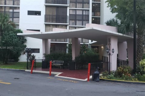 Condo in Sunny Isles Beach, Florida, 2 bedrooms № 1920020 - photo 1